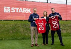 DBUs adm. direktør Erik Brøgger Rasmussen, STARKs adm. direktør Britta Korre Stenholt og DBUs fodbolddirektør Peter Møller mødtes på grønsværen for at markere, at deres partnerskab nu både forlænges og udvides.