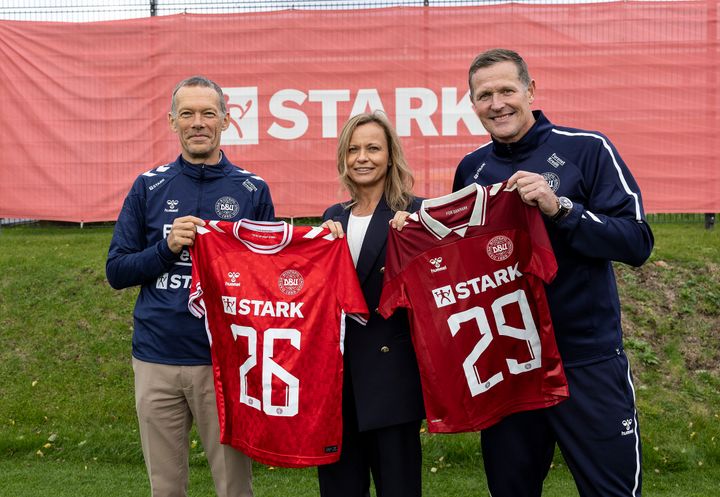 DBUs adm. direktør Erik Brøgger Rasmussen, STARKs adm. direktør Britta Korre Stenholt og DBUs fodbolddirektør Peter Møller mødtes på grønsværen for at markere, at deres partnerskab nu både forlænges og udvides.