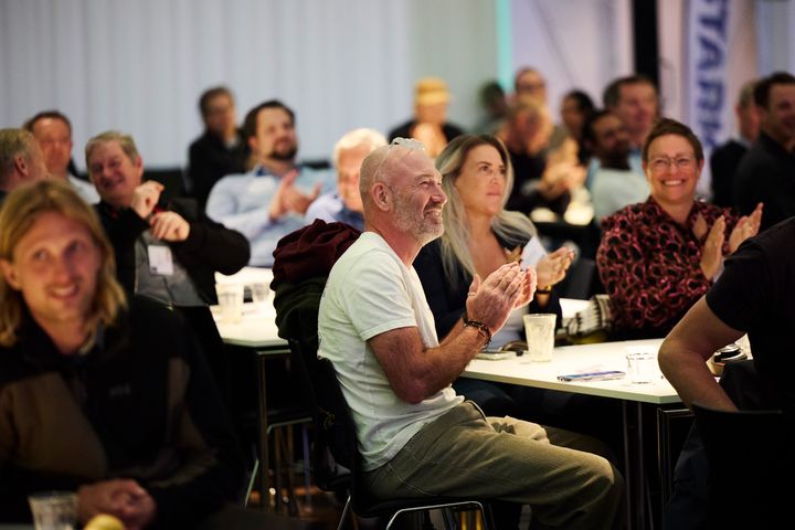 Næsten 200 håndværkere og fagfolk deltog i infomødet om klimakrav i Industriens Hus.