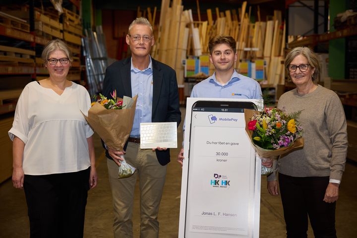 Vicedirektør Signe Tychsen Philip fra DI, HR-direktør i STARK Thomas Krogh Skou, salgsmedarbejder Jonas Hansen fra STARK Roskilde C og Helle Friis, formand for HK Handel Sjælland, fejrer STARKs kåring som Årets Læreplads og Jonas modtagelse af Fagprøveprisen ved en reception i Roskilde.