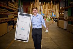 Jonas Hansen, salgsmedarbejder i STARK Roskilde C, modtog Fagprøveprisen fra DI og HK samt et gavekort på 30.000 kroner som anerkendelse af sin stærke fagprøve og dedikerede indsats under uddannelsen.