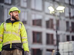 Varmeblæsere, dieselgeneratorer og arbejdslamper holder byggepladsen i gang, men uden styring kan de hurtigt trække klimaregnskabet i den forkerte retning.