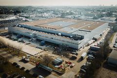 Det nye distributionscenter er opført med fokus på cirkulær økonomi og bæredygtighed. Byggeriet lever op til DGNB Guld-certificeringsstandarden.