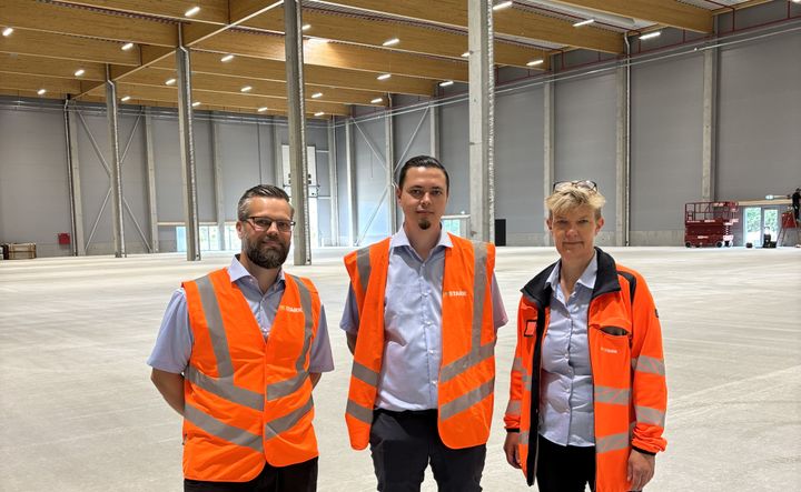 Logistikchef Kenneth Nielsen glæder sig over ansættelsen af Gitte Arnsbo Poulsen som ny distributionschef, og Mike Blad Frigast-Schou som ny lagerchef på STARKs nye nationale distributionscenter i Brøndby.