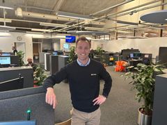 Trælastdirektør Jakob Glintborg i STARK Aalborg fortæller, at leverancen af de specialfremstillede fliser var en både spændende og kompleks opgave.