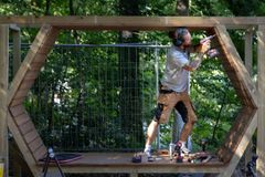 Tømrer Kevin bygger "Slapperen" sammen med STARK