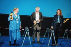 STARK holder byggeriet i gang. CEO Britta Korre Stenholt åbnede STARKs nye nationale distributionscenter sammen med branchedirektør Rasmus Brandt Lassen fra DI Byggeri, borgmester Maja Højgaard (S) fra Brøndby Kommune samt medarbejdere, kunder og leverandører.