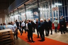 Officiel åbning af STARKs nationale distributionscenter foran virksomhedens nye robotlager.