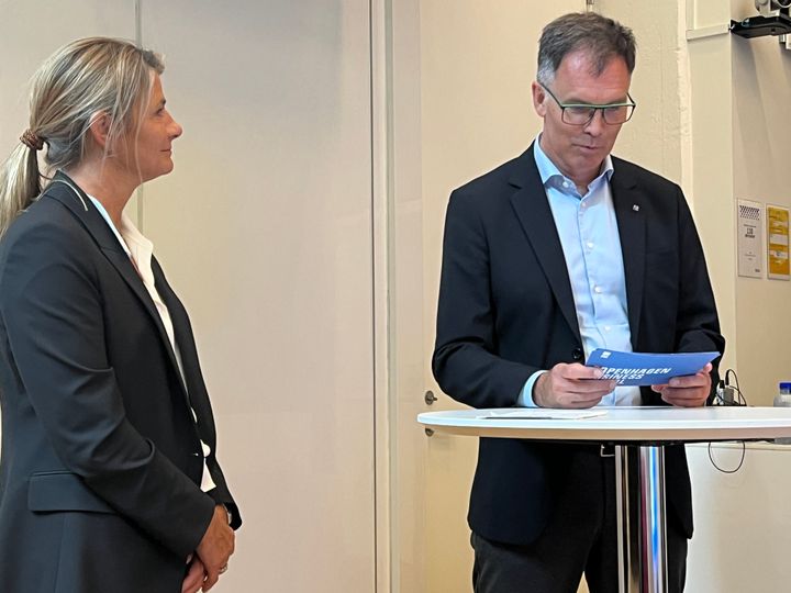 Matas' danske direktør Lise Ryevad sammen med CBS' rektor Peter Møllgaard