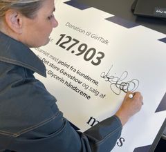 Matas danske landedirektør Lise Ryevad underskriver donationen til GirlTalk