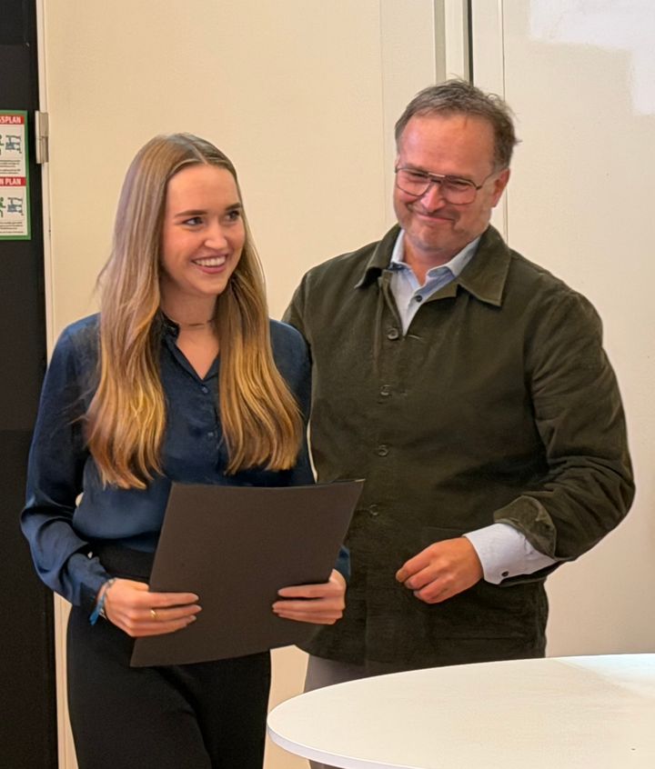 Juliane Helen Daniel sammen med Mads Bøttcher-Hansen, der overrakte årets Troubleshoot-pris på vegne af HBH-fonden