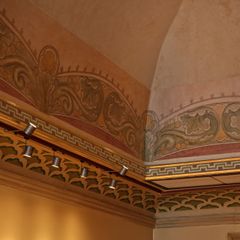 Udsmykning på loftet i Arbejdermuseets festsal med detaljeret frise og blomstermønster.