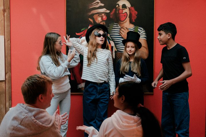 Over 1.000 elever fra grundskolens mellemtrin deltager i gratis undervisningsforløb i Leif Sylvester-udstillingen på Arbejdermuseet.