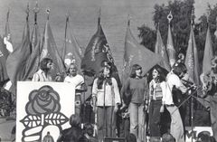 AOF's sanggruppe underholder på LO-skolen med røde faner og havluft, 1975