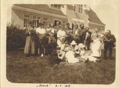 Fest på Jenle hos familien Aakjær. Et kor indøver Gylden Sol, 1917
