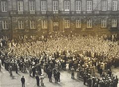 Sangforeningen Sonor fra Søborg synger foran Christiansborg, udateret