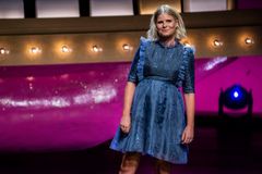 Sofie Linde på scenen ved Zulu Comedy Galla, 2020