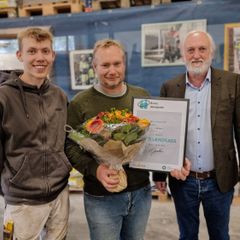 Tobias Ringberg Andreasen (tv.), murermester Lasse Lehmann Nielsen (midt.) og direktør for EUC Nord, A. Neil Jacobsen (th.)