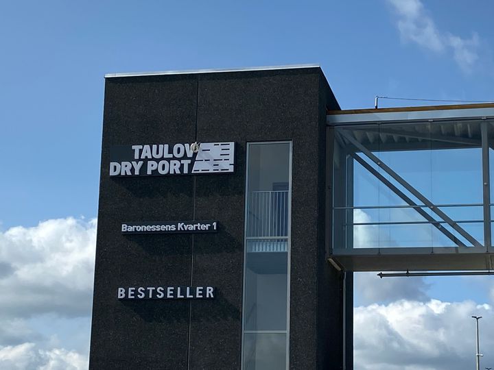 BESTSELLER udvider deres tilstedeværelse i Taulov Dry Port. Dermed er alle udlejningsmålene i Taulov Dry Port snart udlejet.