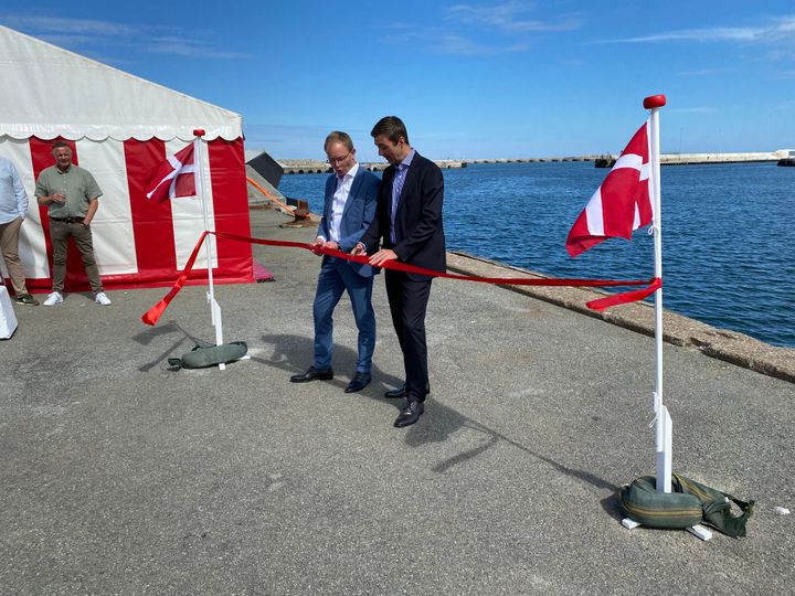 Snoren klippes som markering på det nye ejerskab af Hanstholm Havn Af Niels Jørgen Pedersen, borgmester i Thisted Kommune, og Rune D. Rasmussen, CEO hos ADP.