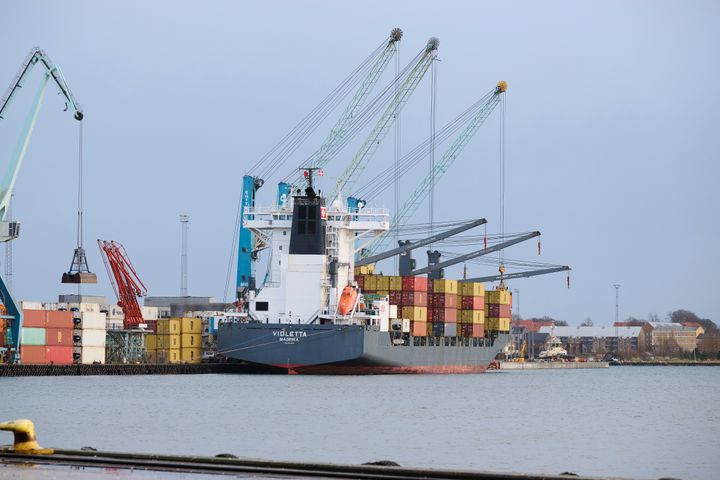 I 2027 er det muligt for containerskibe, der er klargjort til at kunne modtage landstrøm, at slukke motoren, når de ligger ved kajen på Fredericia Havn.