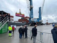UNIFEEDER lå ved kajen, så alle fremmødte kunne komme op i udkigsposten og opleve en containeroperation på nærmeste hold.