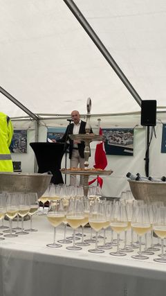 Christian Herskind, bestyrelsesformand i ADP, byder velkommen og holder dagens første indvielsestale.