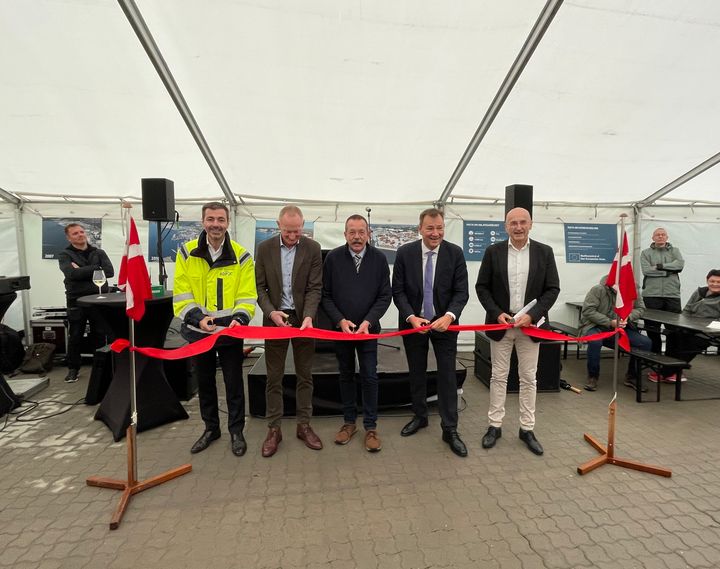 Snoreklip ved officiel indvielse af den nye containerterminal på Fredericia Havn. Rune D. Rasmussen (tv), Klaus Andersen (2. tv), Christian Bro (midten), Niels Flemming Hansen (2. th) og Christian Herskind (th).