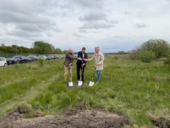 Christian Herskind (tv), Peder Tind (m) og Jørn From (th) tager første spadestik til det fjerde generiske byggeri i Taulov Dry Port.