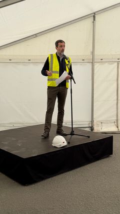 Rune D. Rasmussen, CEO ADP, holder tale foran de fremmødte til infomøde om havneudvidelsen på Nyborg Havn ifm. Åben Havn-arrangementet.