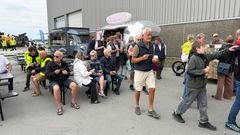 Et stemningsbillede foran isvognen, kaffevognen og pølsevognen fra Åben Havn på Nyborg Havn.