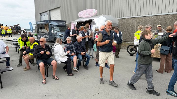 Et stemningsbillede foran isvognen, kaffevognen og pølsevognen fra Åben Havn på Nyborg Havn.