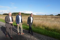 Offentliggørelse af udviklingsaftalen for Fyn Dry Port. Christian Herskind (tv), Anders Møllegård (m) og Peder Tind (th)