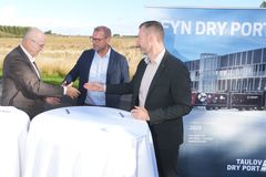 Offentliggørelse af udviklingsaftalen for Fyn Dry Port. Christian Herskind (tv), Anders Møllegård (m) og Peder Tind (th)