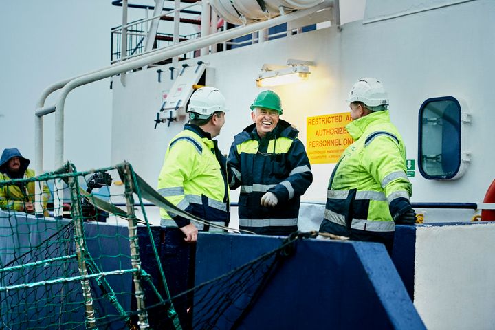 Der er travlt på ADP's havne, men der er altid plads til et godt grin blandt kollegaer.