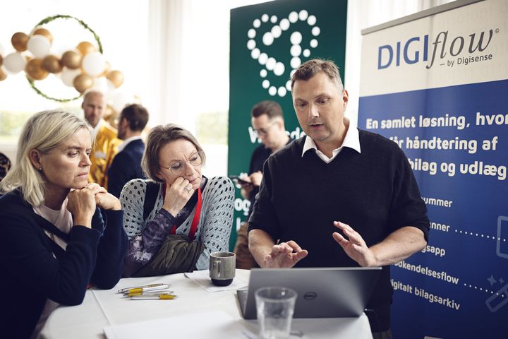 Til Al Dentes årsmøde oplevede tandlæger for første gang, hvordan deres bilagshåndtering kunne automatiseres 100%. Her viser Henrik Kruse, hvordan det foregår med Digiflow til tandlæger.