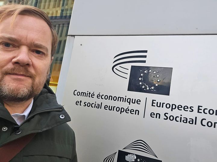 Kåre Bo Rasmussen foran et skilt, hvor der står Comité économique i Bruxelles