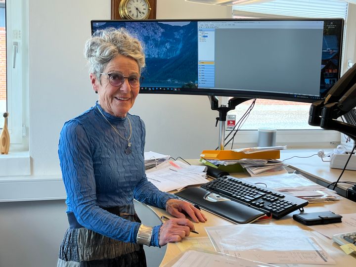 Lone ved sit skrivebord foran en computer