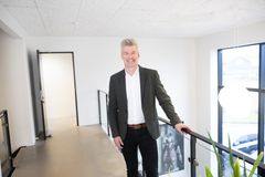 For os skal AI indgå som en integreret del af vores eksisterende processer for at højne kvaliteten og frigive tid. I arbejdet med månedsluk er ambitionen at give bogholderen og controlleren bedre overblik og hjælp til at opdage det, der kræver opmærksomhed. Den faglige vurdering ligger fortsat hos medarbejderen siger, Jesper Holm-Pedersen, partner i Redmark