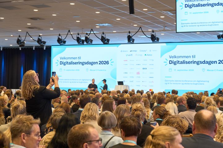 Når efterspørgslen overhaler kravene: En udsolgt Digitaliseringsdag med 865 deltagere understregede revisionsbranchens appetit på AI. Her byder Kristian Konradsen velkommen til en dag, hvor 11 af 17 indlæg handlede om teknologien. Hos Digisense mærker man appetitten som efterspørgsel på strukturerede regnskabsdata til AI – også ud over det, virksomhederne skal levere for at opfylde bogføringslovens krav.