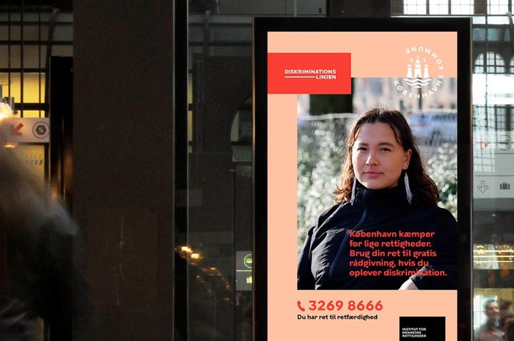 Plakatstander med plakat for Diskriminationslinjen