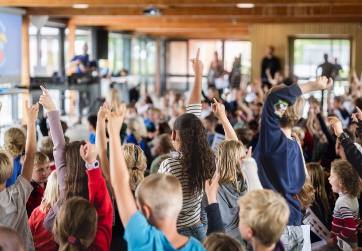 Skoleelever rækker fingre i vejret for at svare