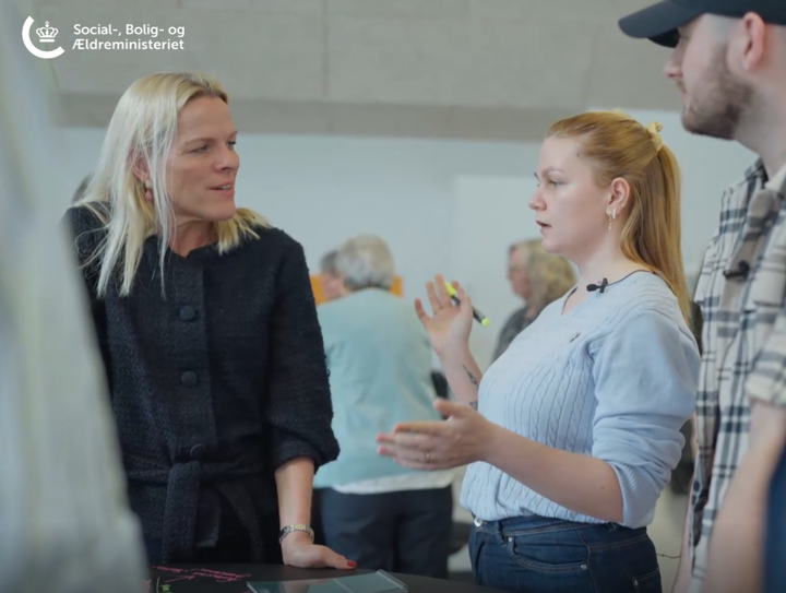I april besøgte ældreminister Mette Kierkgaard (M) SOSU Østjylland i Aarhus. Skolen er en af landets 14 sosu-skoler, der får glæde af de i alt 28 mio. kr. til opkvalificering af ufaglærte. Foto: SOSU Østjylland