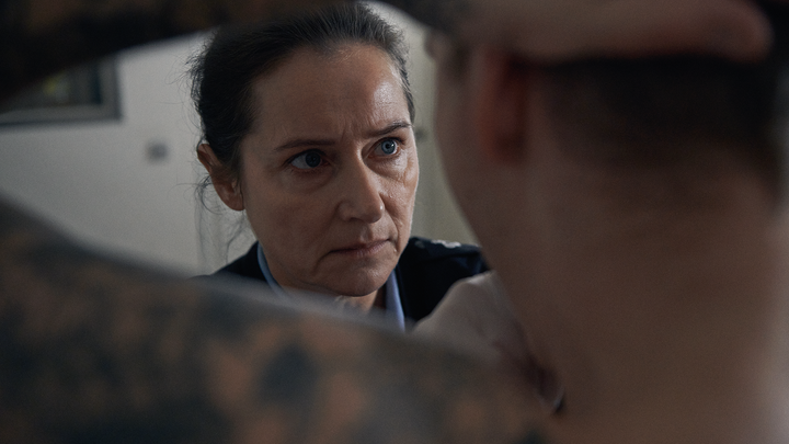 Sidse Babett Knudsen spiller fængselsbetjenten Eva i Gustav Möllers psykologiske fængselsdrama 'Vogter', der netop er udtaget til Berlin Film Festivals hovedkonkurrence. Foto: Nikolaj Møller/Nordisk Film.