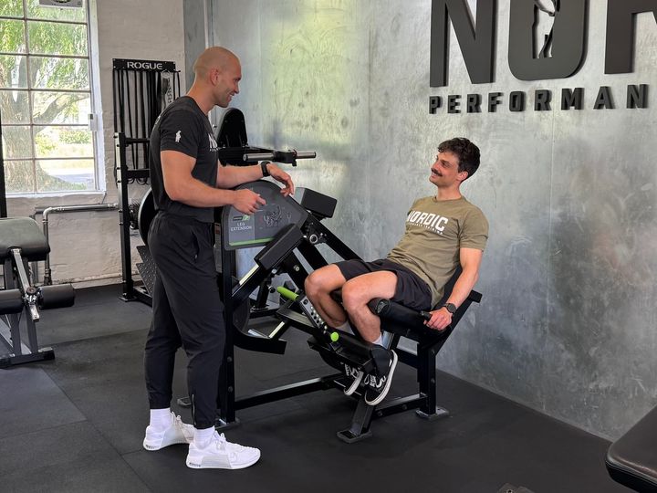 Fysioterapeut og klient i struktureret styrketræningssession hos Nordic Performance Training i København