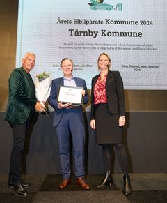 Tårnby er Årets Elbilparate Kommune. Prisen er netop overrakt til borgmester Allan S. Andersen af adm. direktør Stina Glavind fra FDM og adm. direktør John Dyrby Paulsen fra Dansk e-Mobilitet.