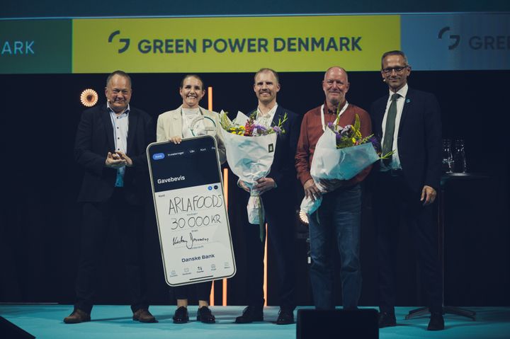 Arla vinder Green Power Prisen 2026. Fra venstre: Folketingsmedlem Malte Larsen (S) fra juryen overrakte prisen til Line Brandt Pedersen, Thomas Røjkjær Østergaard Lauritsen og Morten Brødegaard Vagner fra Arla. Til højre Kristian Jensen, adm. direktør i Green Power Denmark