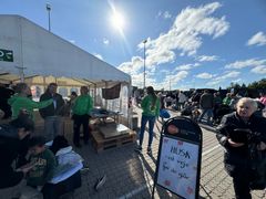 På billedet ses et skilt med påmindelse om at veje sien genbrugsfund, før man forlader genbrugspladsen.