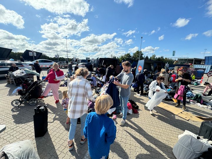 Billedet viser en masse mennesker, der kigger på genbrug på Holbæk Genbrugsplads til Genrbugets Dag 2024