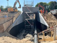Den nye jernbanetunnel går dybere i jorden end den tidligere, så alle forsyningsledninger fremover kan ligge over betonbunden. Det gør det let at grave ned til dem ved vedligehold uden at kompromittere tunnelens konstruktion.